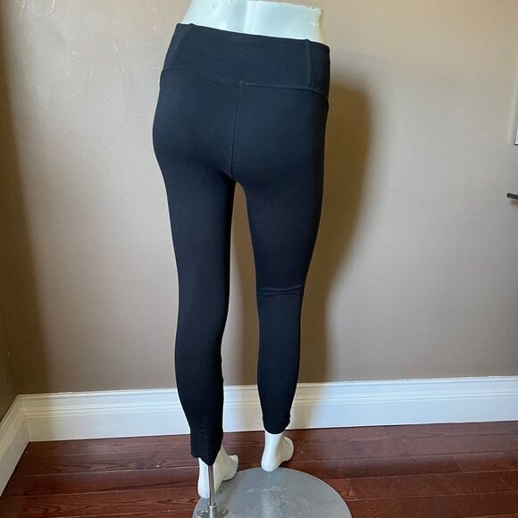 Fabletics High Waisted Leggings w/ side zipper - Picture 5 of 5